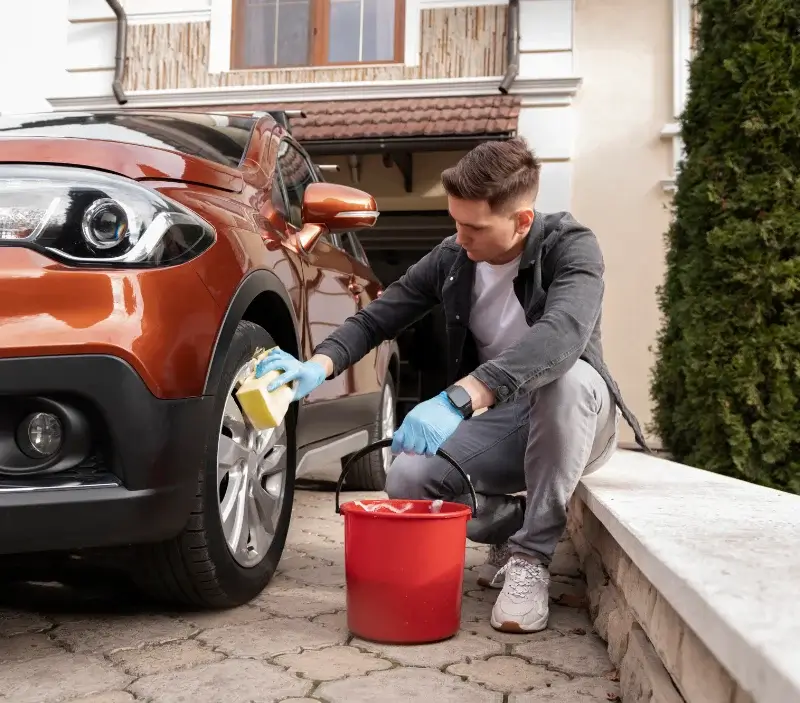 Lavage auto à domicile Louzac-Saint-André : professionnel intervenant sur un véhicule